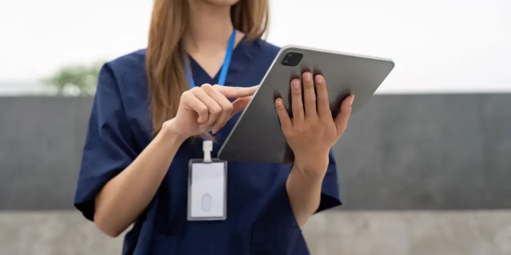 Pflegekraft dokumentiert digital am Tablet – Healthcare IT von JADE IT