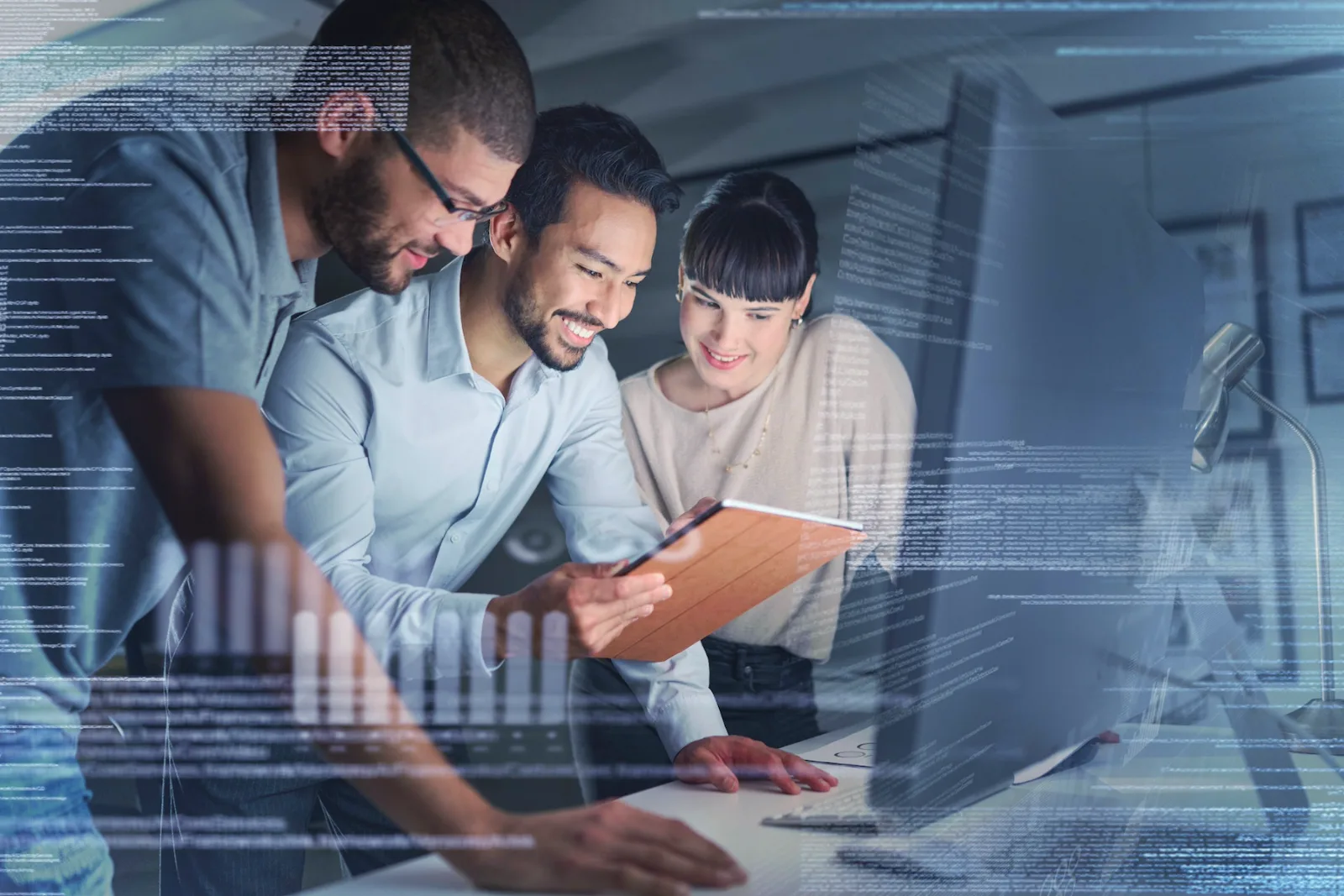 IT-Team von JADE IT bespricht eine Support-Lösung am Tablet: IT Services und User Support