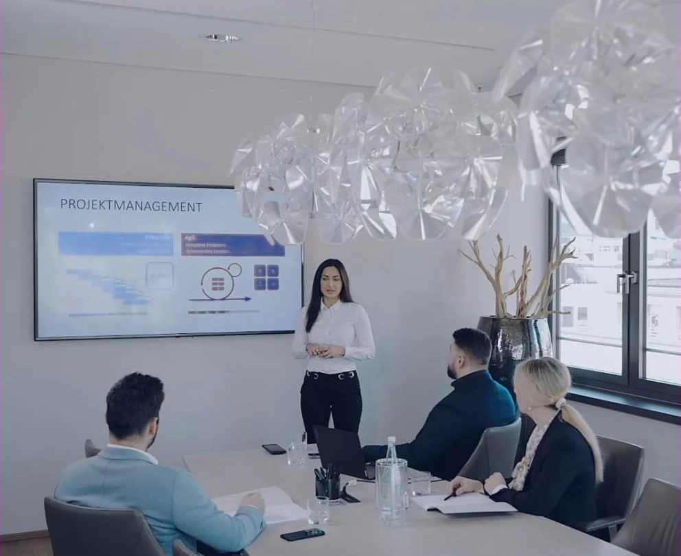 Projektmanagement-Workshop: JADE IT Beraterin präsentiert klassisches und agiles Vorgehen im Meeting