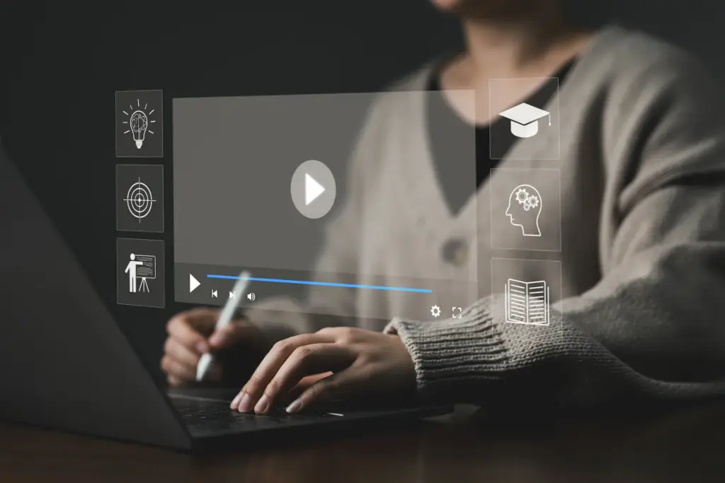 E-Learning am Laptop: Schulung und User Adoption mit JADE IT